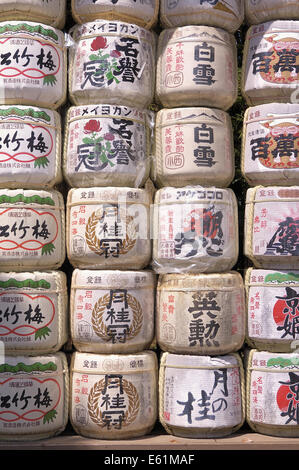 Des barils remplis de sake (alcool de riz) au Sanctuaire Heian, Kyoto, Japon Banque D'Images