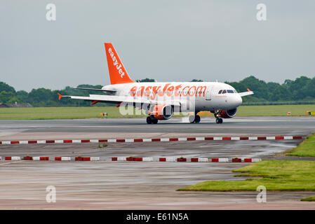 L'aéroport de Manchester England Uk G-EZFT Easyjet Airbus A319-111 Banque D'Images