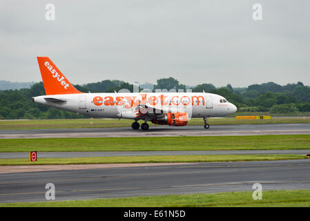 L'aéroport de Manchester England Uk G-EZFT Easyjet Airbus A319-111 de la piste des arrivées Banque D'Images