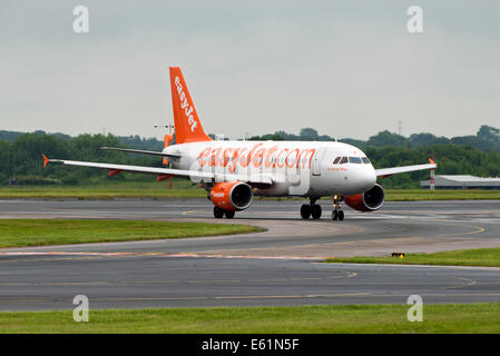 L'aéroport de Manchester England Uk G-EZFT Easyjet Airbus A319-111 de la piste des arrivées Banque D'Images