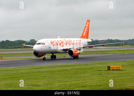 L'aéroport de Manchester England Uk G-EZFT Easyjet Airbus A319-111 de la piste des arrivées Banque D'Images