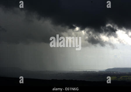 Les nuages de tempête se déplacer dans plus de Dartmoor et la pluie se déverse vers le bas sur Plymouth Banque D'Images