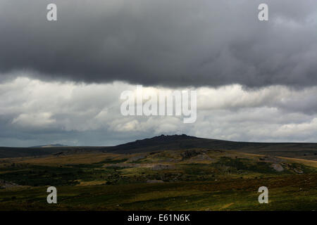 Les nuages de tempête se déplacer dans plus de Dartmoor et la pluie se déverse vers le bas sur Plymouth Banque D'Images