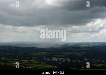 Les nuages de tempête se déplacer dans plus de Dartmoor et la pluie se déverse vers le bas sur Plymouth Banque D'Images