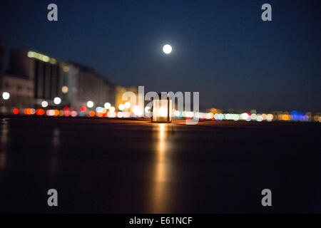 Thessalonique, Grèce. 10e Août, 2014. Une bougie est l'éclairage sur la jetée de Thessalonique comme un périgée de la lune, également connu sous le nom de Supermoon, s'élève à Thessalonique, Grèce le 10 août 2014. Credit : Konstantinos Tsakalidis/Alamy Live News Banque D'Images