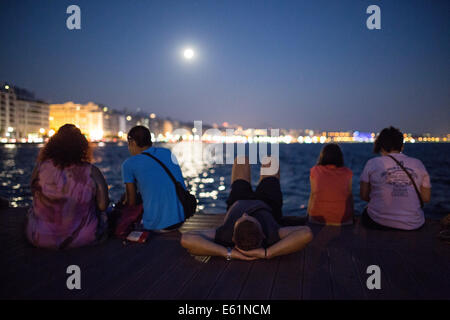 Thessalonique, Grèce. 10e Août, 2014. Les gens se rassemblent dans le front de mer de Thessalonique comme un périgée de la lune, également connu sous le nom de Supermoon, s'élève à Thessalonique, Grèce le 10 août 2014. Credit : Konstantinos Tsakalidis/Alamy Live News Banque D'Images
