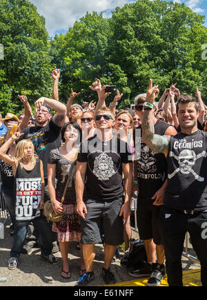 Clarston, MI, USA. 17 juillet, 2014. Funs s'amuser à Rockstar Mayhem Festival au DTE Energy Music Theatre à Clarkston, MI. © Alexis Simpson/ZUMA/Alamy Fil Live News Banque D'Images