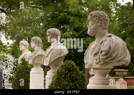 Royaume-uni l'Angleterre, dans le Dorset, Gillingham, Wyke, Talisman, inhabituelle, d'ornements de jardin en plein air de bustes classiques Banque D'Images