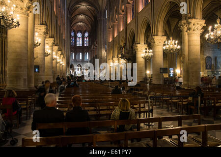 La vue de l'intérieur de la Cathédrale Notre Dame de Paris, France Banque D'Images