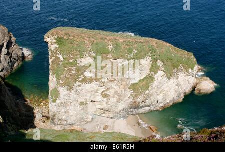 Une plage près de Rolvenden et St Agnes, Cornwall sur le South West Coast Path, UK Banque D'Images