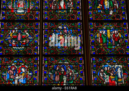 Vitrail à l'intérieur de la cathédrale notre Dame de Paris, France Banque D'Images