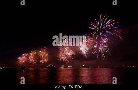 D'artifice sur le détroit du Bosphore, Istanbul Banque D'Images