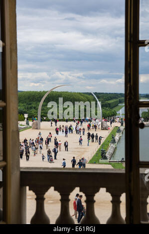 Vue depuis la fenêtre du Palais de Versailles en France Banque D'Images