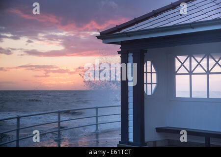 Aberystwyth, Pays de Galles, Royaume-Uni. 11e Août, 2014. Un grand vent au crépuscule avec vagues remué par la queue de l'ex-ouragan Bertha sont un rappel de l'effet dévastateur des tempêtes d'hiver qui a frappé la côte Ceredigion en janvier Crédit : atgof.co/Alamy Live News Banque D'Images