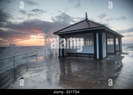 Aberystwyth, Pays de Galles, Royaume-Uni. 11e Août, 2014. Un grand vent au crépuscule avec vagues remué par la queue de l'ex-ouragan Bertha sont un rappel de l'effet dévastateur des tempêtes d'hiver qui a frappé la côte Ceredigion en janvier Crédit : atgof.co/Alamy Live News Banque D'Images