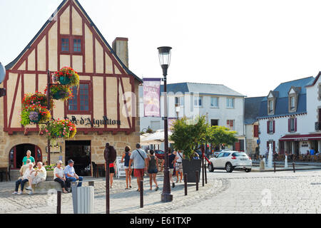 LE CROISIC, FRANCE - 26 juillet 2014 : les touristes sur place Donatien Lepre au Croisic ville, France. Le Croisic est ville de Lo Banque D'Images