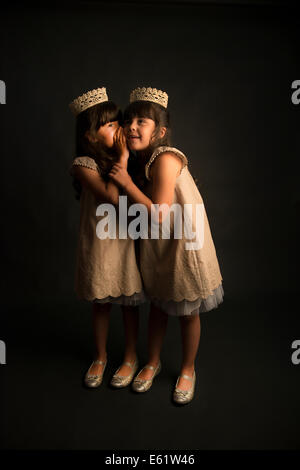 Deux jeunes filles (6-7) dans les couronnes de dentelle Banque D'Images