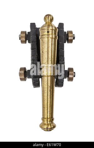 VIntage toy cannon isolé avec chemin de détourage. Banque D'Images