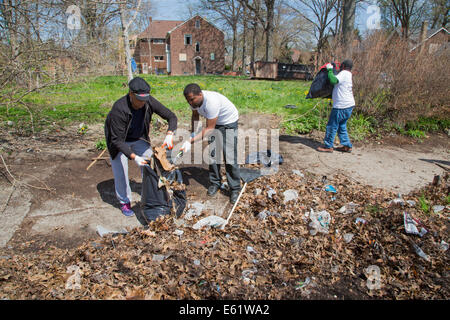 Detroit, Michigan - membres des trois Mile Drive Club Bloc nettoyer les ordures qui avaient été sous-évaluées sur un lot vacant. Banque D'Images