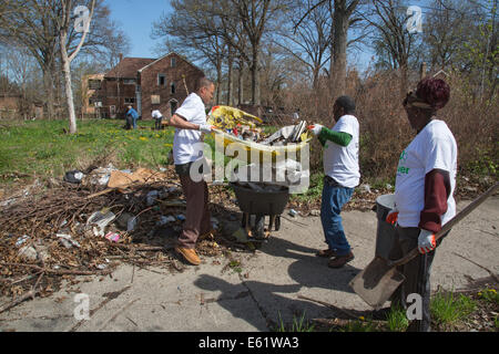 Detroit, Michigan - membres des trois Mile Drive Club Bloc nettoyer les ordures qui avaient été sous-évaluées sur un lot vacant. Banque D'Images