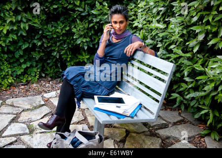 Businesswoman using smartphone outdoors Banque D'Images