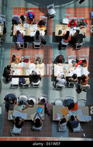 Ceux en d'examen écrit à la Los Angeles Central Library Banque D'Images