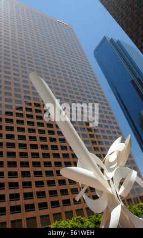 Vue du ver, du centre-ville de Los Angeles gratte-ciel et la sculpture "Ulysse" par Alexandre Lieberman, California, USA Banque D'Images