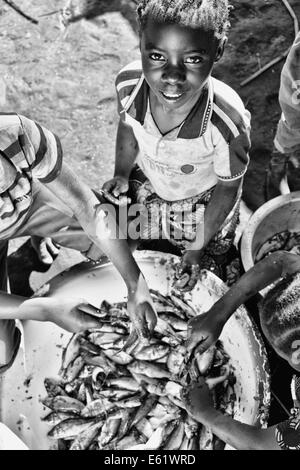 La pêche est une activité économique principale pour les familles vivant dans et autour des zones humides, de la Zambie, Bangweulu y compris pour les enfants. Banque D'Images