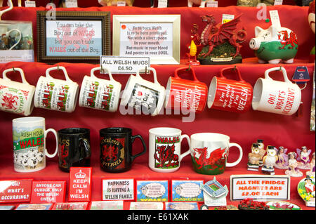 Welsh cadeaux et souvenirs en vente sur un étal de marché à Cardiff, Pays de Galles, Royaume-Uni Banque D'Images