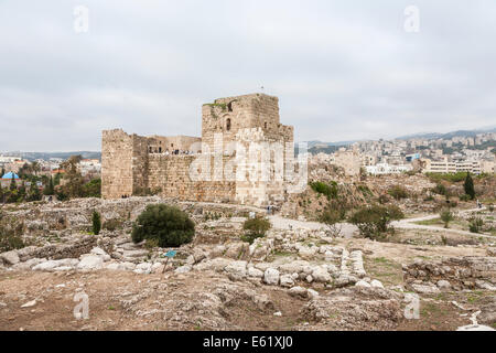 12ème siècle ancien Byblos croisés château construit à partir de calcaire et d'autres ruines dans le complexe des antiquités à Byblos, Liban Banque D'Images