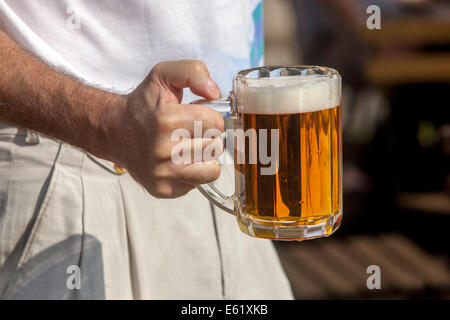 Verre à bière Prague fraîchement taraudé République tchèque Banque D'Images