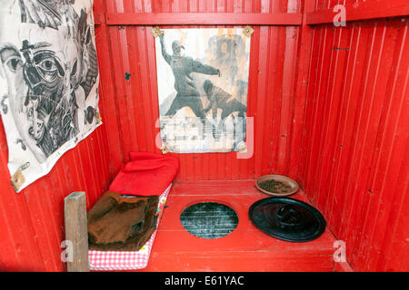 Extérieur rouge à l'intérieur, maison de toilette décorée d'affiches anarchistes République Tchèque Rural Loo Banque D'Images