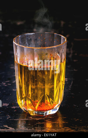 Vintage glass avec le safran de l'eau chaude. Banque D'Images