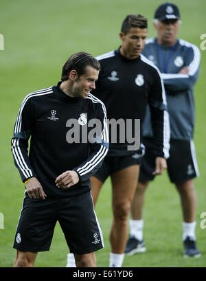 Cardiff. 11e Août, 2014. Gareth Bale (L) du Real Madrid rit comme son coéquipier Cristiano Ronaldo (C) et entraîneur-chef Carlo Ancelotti rechercher dans le cours d'une session de formation pour la Super Coupe de l'UEFA match entre le Real Madrid et Séville à Cardiff City Stadium de Cardiff, Grande-Bretagne le 11 août 2014. © Wang Lili/Xinhua/Alamy Live News Banque D'Images