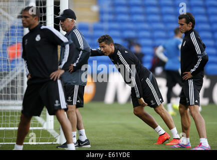 Cardiff, L) du Real Madrid et de leur entraîneur Carlo Ancelotti prendre une séance de formation pour la Super Coupe de l'UEFA match entre le Real Madrid et Séville à Cardiff City Stadium de Cardiff. 11e Août, 2014. Cristiano Ronaldo(2e, R), Gareth Bale(1er, R), Pepe(1er, L) du Real Madrid et de leur entraîneur Carlo Ancelotti prendre une séance de formation pour la Super Coupe de l'UEFA match entre le Real Madrid et Séville à Cardiff City Stadium de Cardiff, Grande-Bretagne le 11 août 2014. © Wang Lili/Xinhua/Alamy Live News Banque D'Images