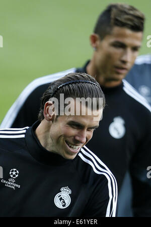 Cardiff. 11e Août, 2014. Gareth Bale(L) et Cristiano Ronaldo du Real Madrid prendre une séance de formation pour la Super Coupe de l'UEFA match entre le Real Madrid et Séville à Cardiff City Stadium de Cardiff, Grande-Bretagne le 11 août 2014. © Wang Lili/Xinhua/Alamy Live News Banque D'Images