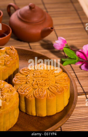 Des gâteaux de lune pour la fête d'automne mi-chinois Banque D'Images
