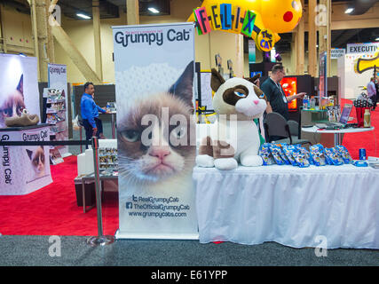 LAS VEGAS - le 17 juin : Le chat grincheux stand à la Licensing Expo à Las Vegas , Nevada le 17 juin 2014. Banque D'Images