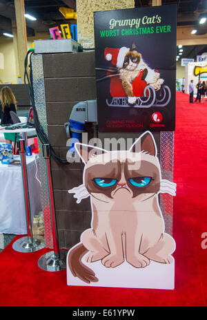 LAS VEGAS - le 17 juin : Le chat grincheux stand à la Licensing Expo à Las Vegas , Nevada le 17 juin 2014. Banque D'Images