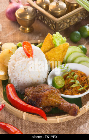 Traditionnel indonésien célèbre l'alimentation. Délicieux nasi ayam penyet avec le sambal belacan. Avec de la vapeur chaude de la fumée. Banque D'Images