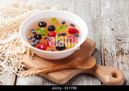 Soupe de fruits à la framboise, myrtille, mûre et de menthe Banque D'Images