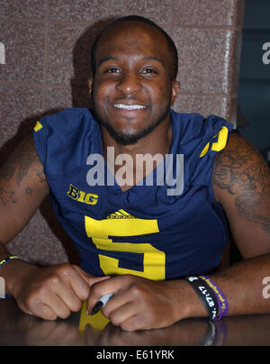 ANN Arbor, MI - Août 10 : Université du Michigan football player Hayes Justice pauses entre des autographes à la Michigan Football Banque D'Images