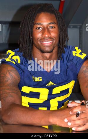 ANN Arbor, MI - Août 10 : Université du Michigan football player Jarrod Wilson pauses entre des autographes à la Michigan Football Banque D'Images