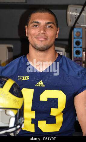 ANN Arbor, MI - Août 10 : Université du Michigan football player Chris Wormley pauses entre des autographes à la Michigan Football Banque D'Images