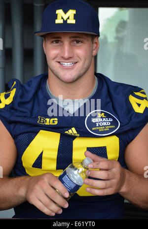 ANN Arbor, MI - Août 10 : Université du Michigan football player Desmond Morgan pauses entre des autographes à la Michigan Football Banque D'Images