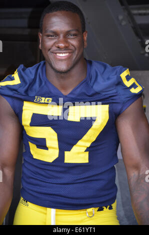 ANN Arbor, MI - Août 10 : Université du Michigan football player Frank Clark pauses entre des autographes à la Michigan Football Yo Banque D'Images