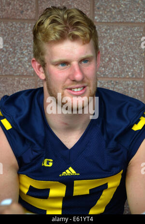 ANN Arbor, MI - Août 10 : Université du Michigan football player Brennen Beyer pauses entre des autographes à la Michigan Football Banque D'Images