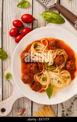 Des pâtes avec des boulettes de viande avec sauce tomate et basilic frais Banque D'Images