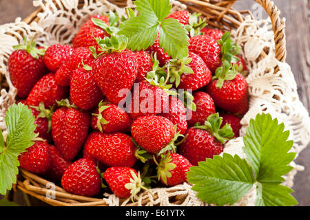 Les fraises au panier sur fond de bois rustique Banque D'Images