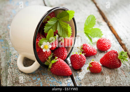 Les fraises au fond rustique en bois de coupe Banque D'Images